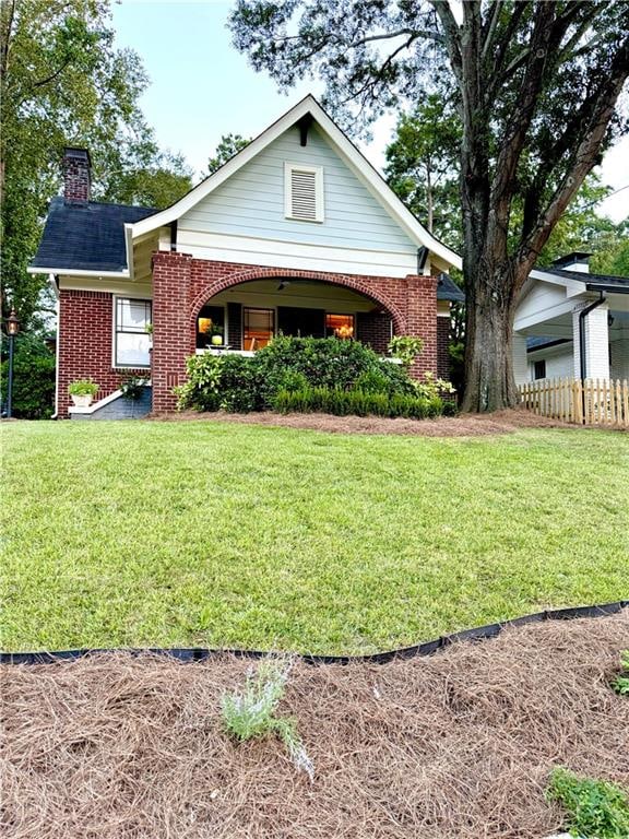 view of front facade featuring a front yard