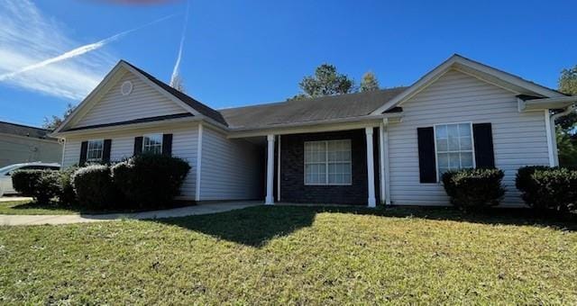 ranch-style house featuring a front lawn