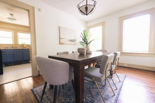 kitchen with marble finish floor, washer and clothes dryer, a wealth of natural light, a sink, and blue cabinets