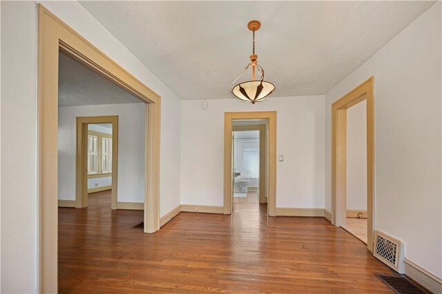 unfurnished bedroom with a ceiling fan, light wood-style flooring, baseboards, and a closet