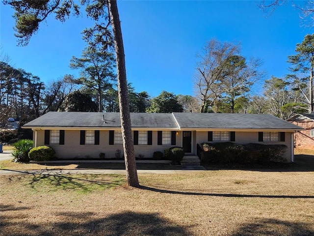 ranch-style house featuring a front yard