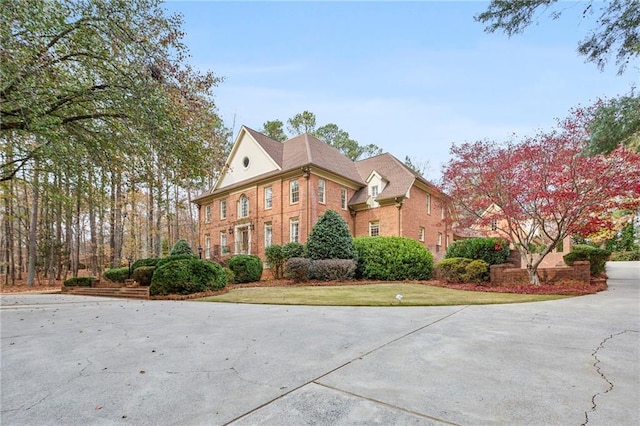 view of front of property featuring a front lawn