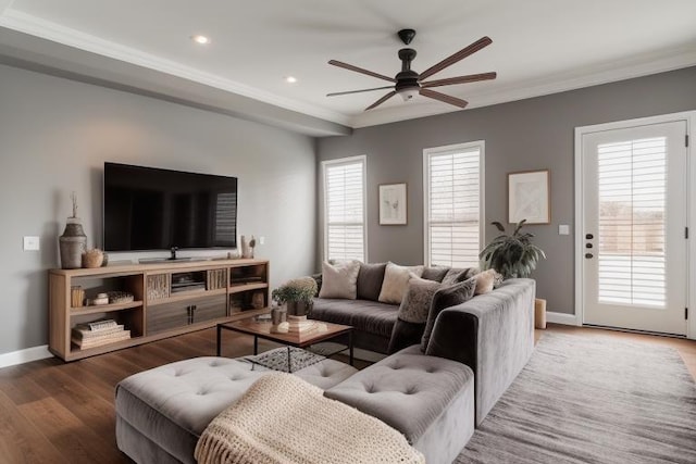 living area featuring ceiling fan, recessed lighting, baseboards, wood finished floors, and ornamental molding