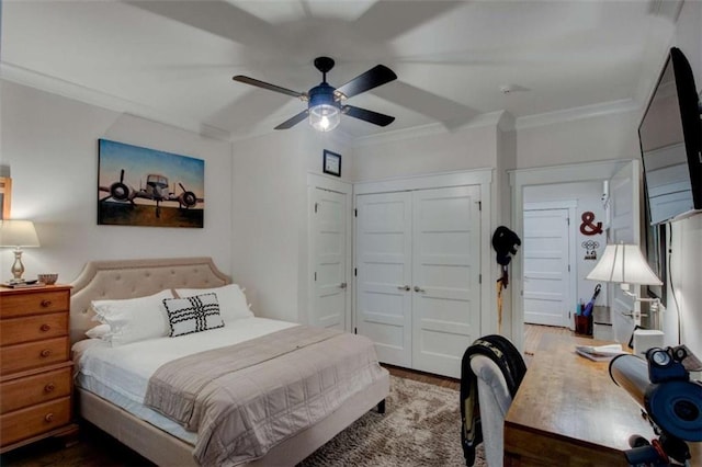 bedroom featuring hardwood / wood-style floors, ceiling fan, crown molding, and a closet