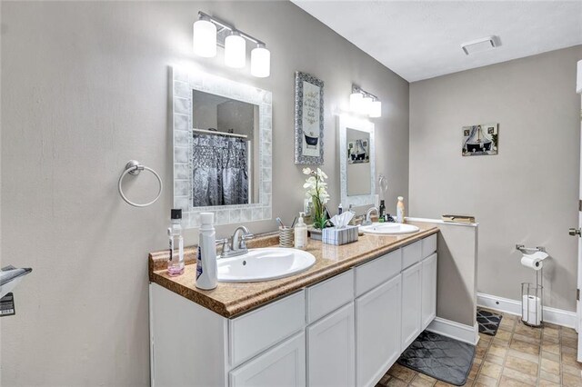 bathroom with a shower with curtain and vanity