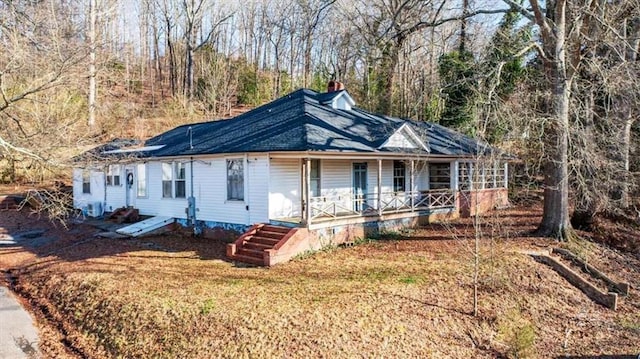 view of front of property featuring covered porch