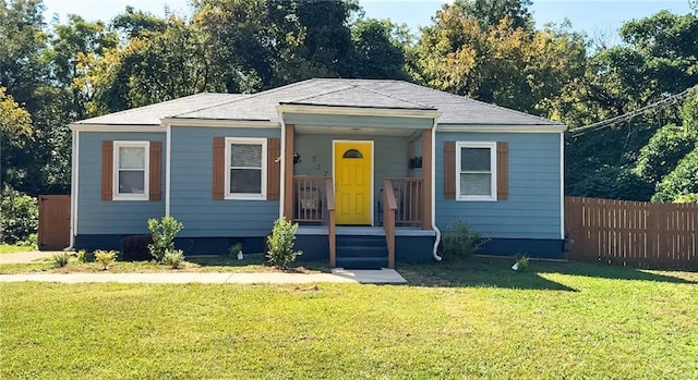 view of front of property featuring a front yard and covered porch