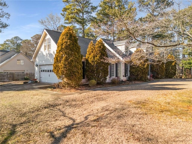 view of front facade featuring a garage and a front yard