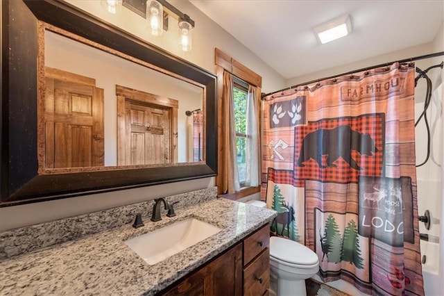 full bathroom featuring shower / bath combo with shower curtain, toilet, and vanity