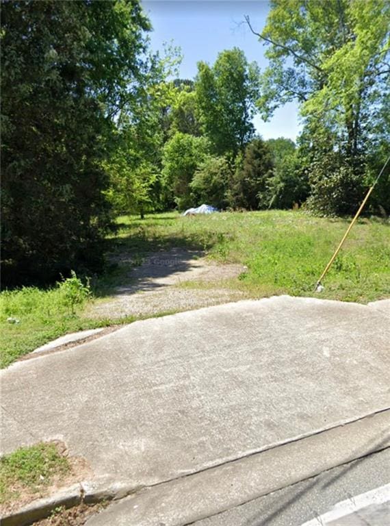 view of yard featuring concrete driveway