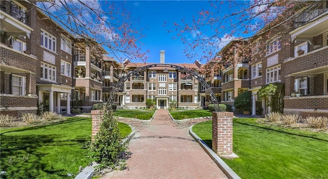 view of property's community featuring a lawn and a residential view