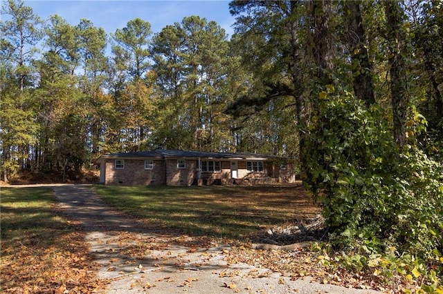 view of front facade featuring a front yard