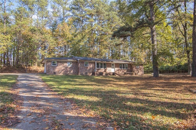 ranch-style house featuring a front yard