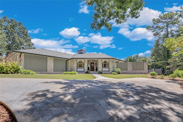 single story home with a front lawn