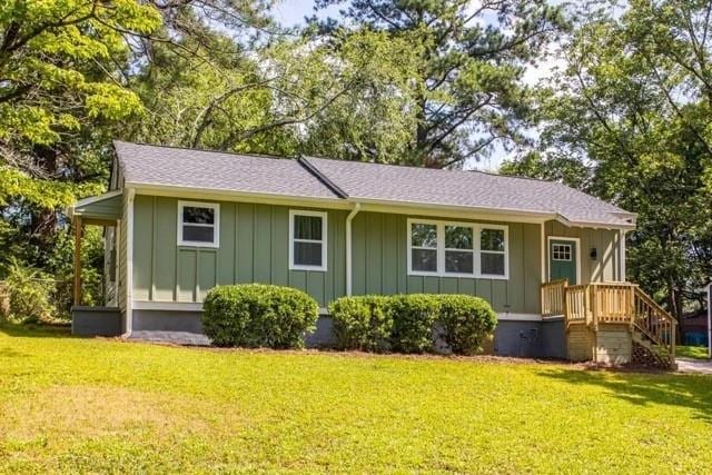 single story home with a front lawn