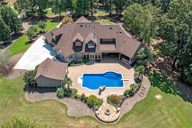 view of swimming pool with a patio and a lawn