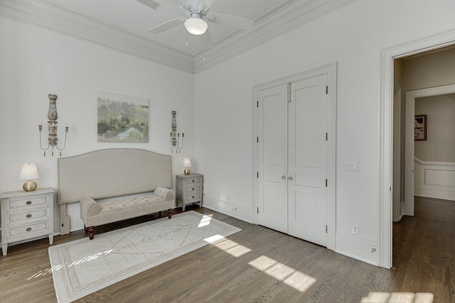 unfurnished room featuring ceiling fan, crown molding, and wood finished floors