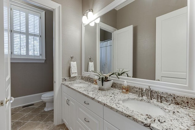 full bathroom featuring visible vents, a sink, toilet, and baseboards