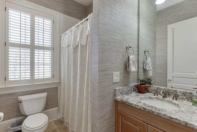 full bath with toilet, a shower with shower curtain, tile walls, and vanity