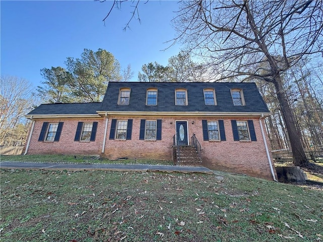 view of front of house featuring a front lawn