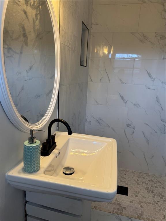 4103 Laynewood Cir, Tucker, GA 30084 - bathroom featuring vanity and a shower