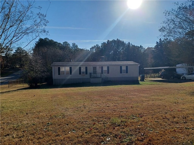 manufactured / mobile home with a front yard