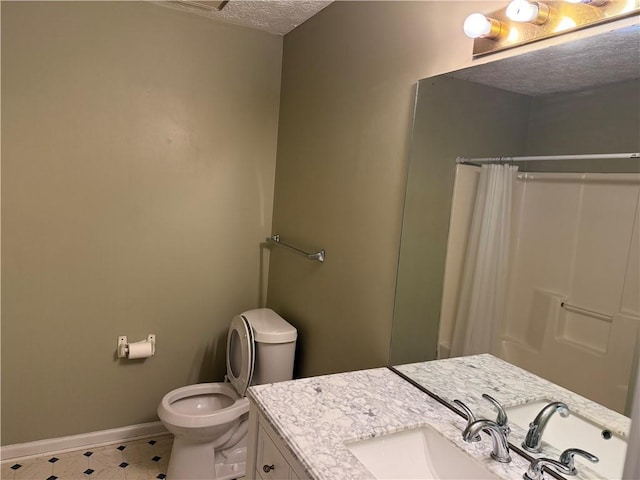 bathroom featuring a shower with curtain, a textured ceiling, vanity, baseboards, and toilet