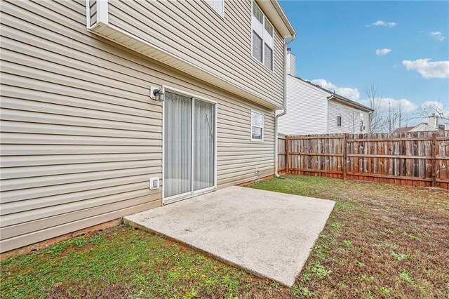 view of yard featuring a patio