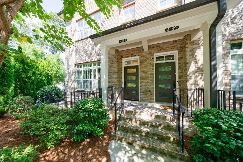 entrance to property featuring a porch