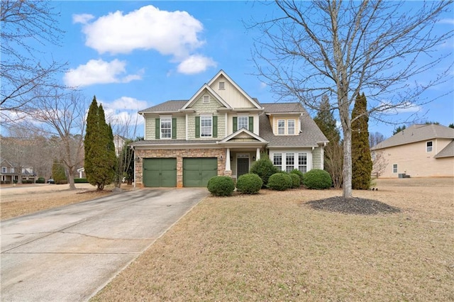 view of front facade featuring a garage and a front lawn