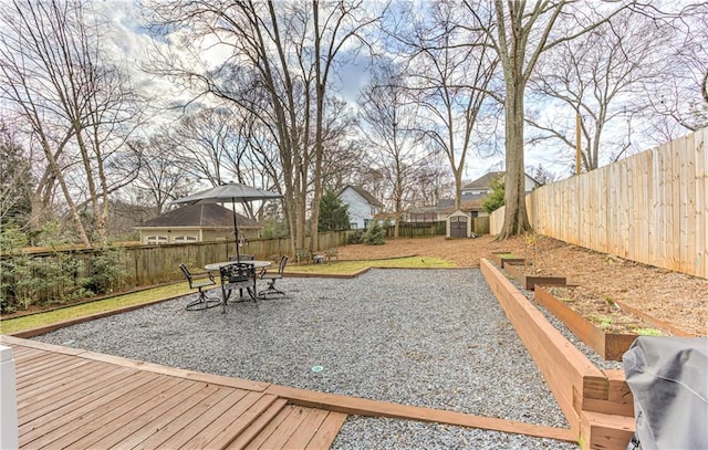 view of yard featuring a fenced backyard, an outdoor structure, and a storage shed