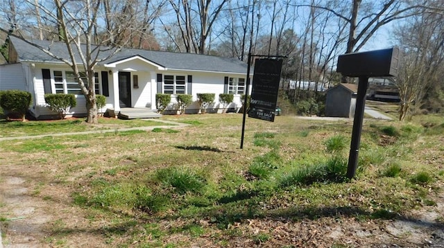 ranch-style home featuring a front lawn