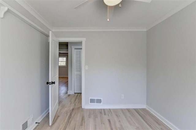 spare room featuring crown molding, light hardwood / wood-style floors, and ceiling fan