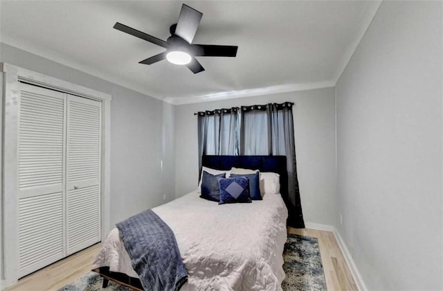 bedroom featuring hardwood / wood-style flooring, a closet, and ceiling fan