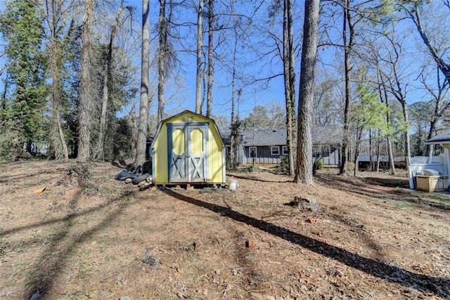 view of yard featuring a storage unit