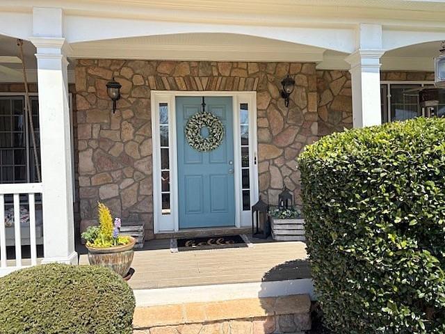 view of front of house featuring a garage and a front lawn