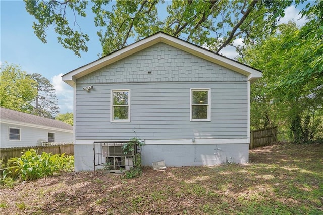 789 Third St, Stone Mountain, GA 30083 - view of side of property with fence and crawl space