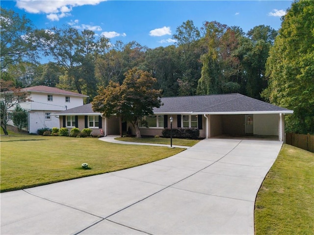 view of front of house featuring a carport and a front yard