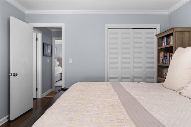 bedroom with crown molding, a closet, and dark hardwood / wood-style flooring