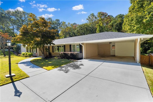 ranch-style house featuring a front lawn