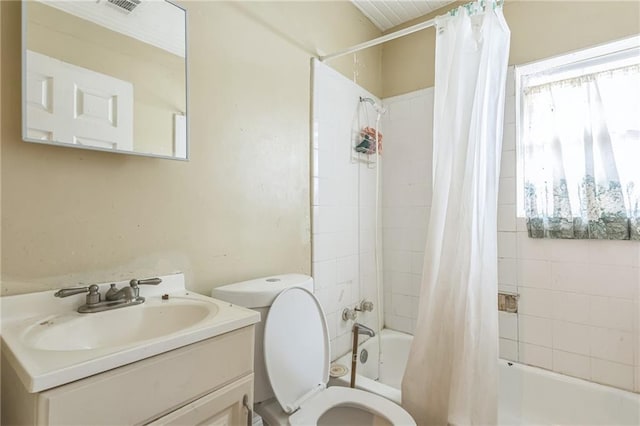 1454 Beecher St SW, Atlanta, GA 30310 - full bathroom featuring shower / bath combo with shower curtain and vanity