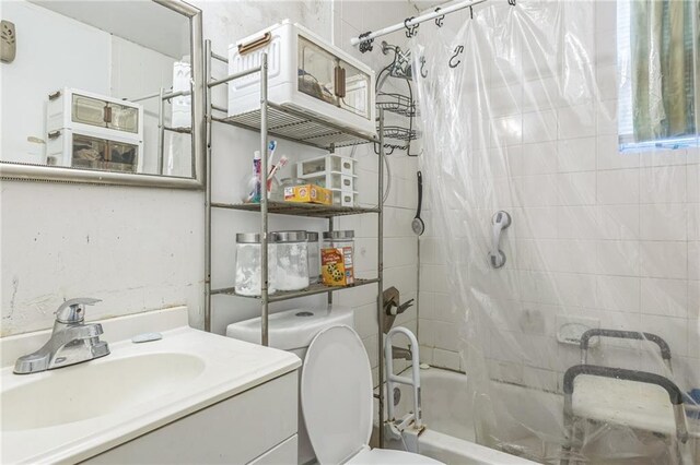 1454 Beecher St SW, Atlanta, GA 30310 - full bath featuring shower / bathtub combination with curtain and vanity
