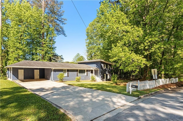 view of front of house featuring a front yard and a carport