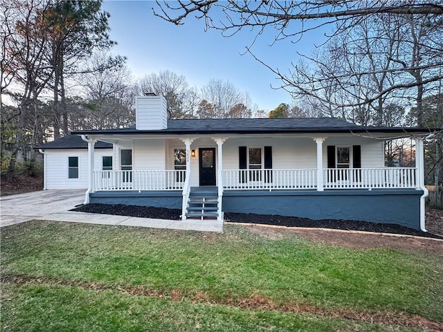 view of front of property with covered porch and a front lawn