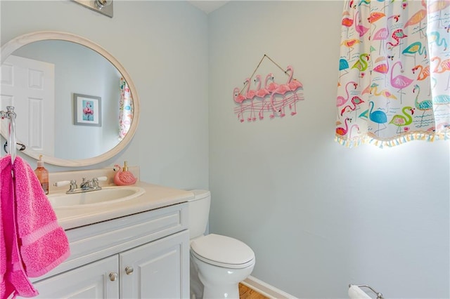 full bath with curtained shower, toilet, and vanity