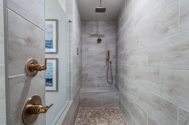 bathroom featuring a tile shower