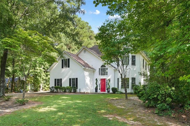 view of front of property featuring a front lawn