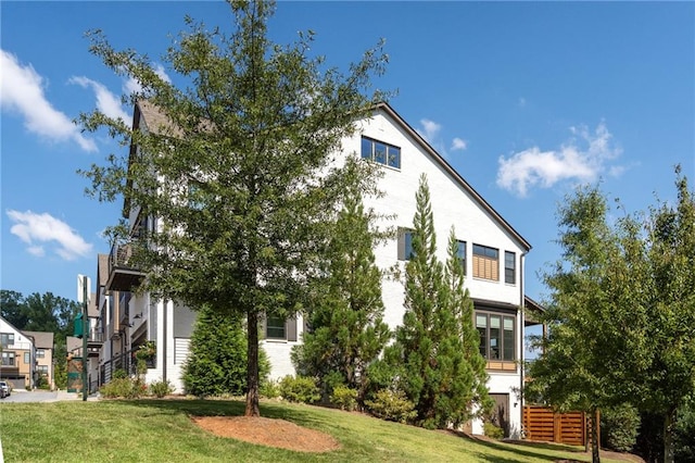 view of front of home featuring a front lawn