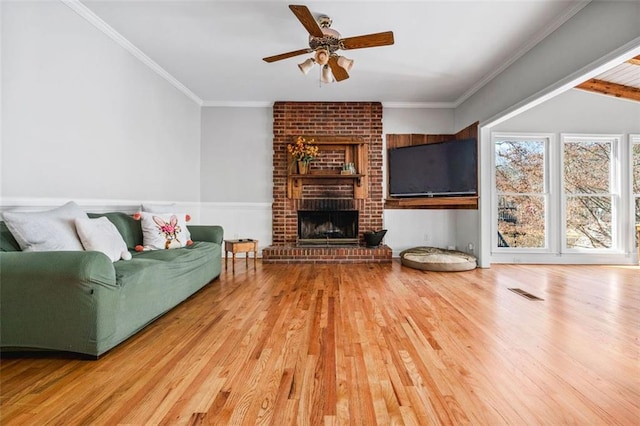 living area featuring crown molding, ceiling fan, and wood finished floors