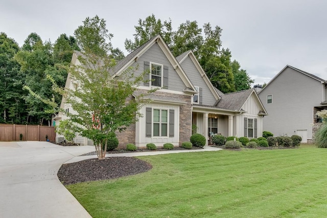 craftsman-style house featuring a front lawn